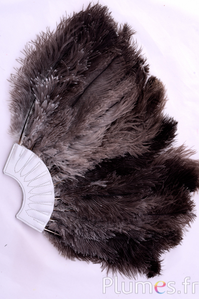 Éventail en plumes d’autruche - 20 plumes, cuir blanc - gris naturel